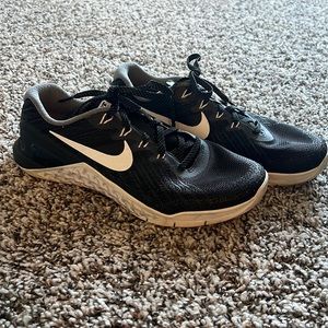 WOMEN’S NIKE METCONS